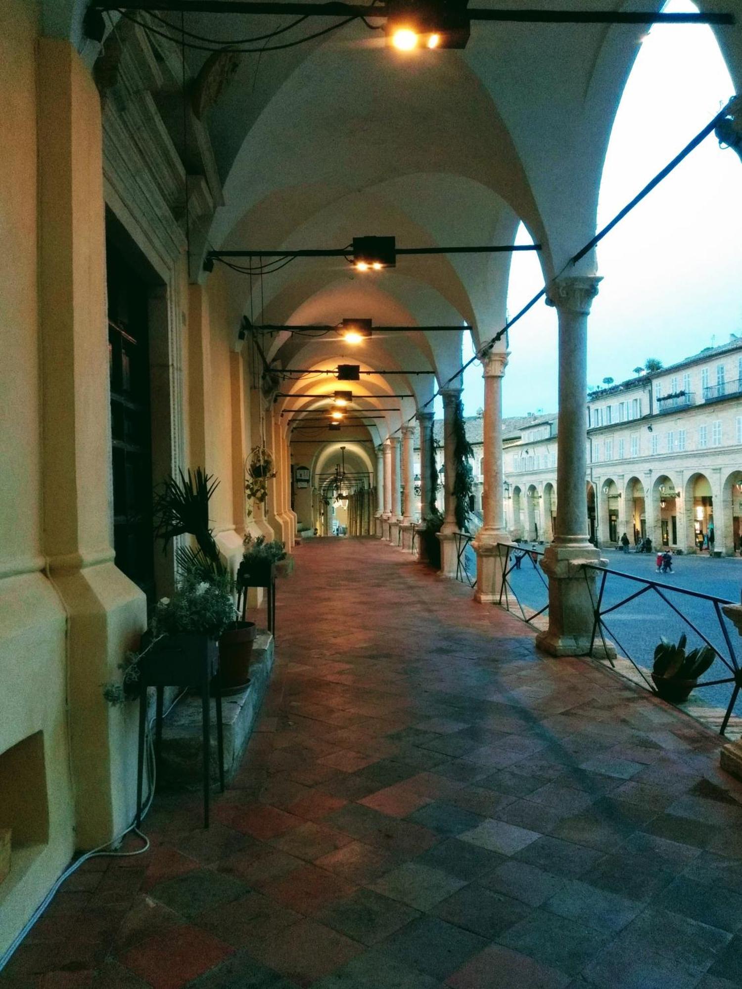 Casa Vacanze Nel Centro Storico Di Fermo Happy Song المظهر الخارجي الصورة