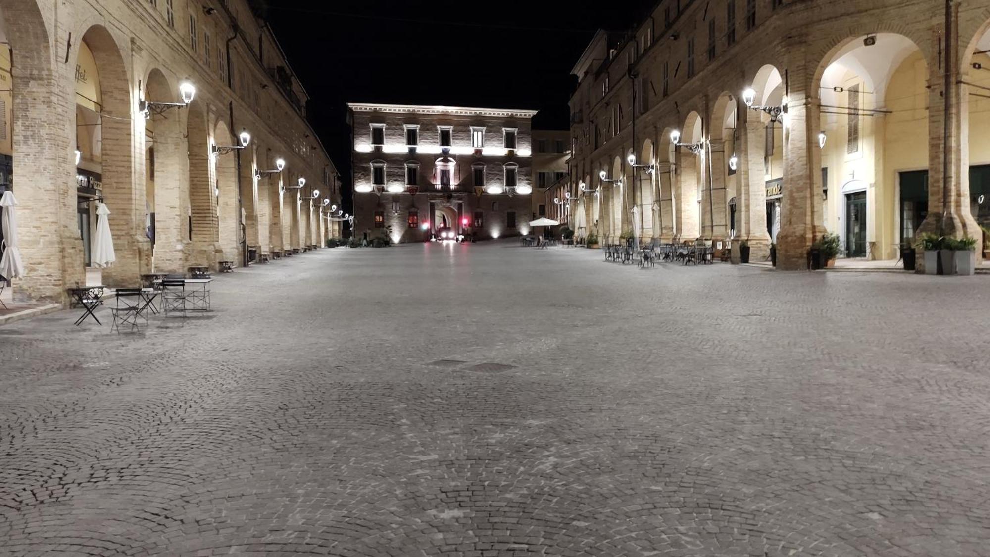 Casa Vacanze Nel Centro Storico Di Fermo Happy Song المظهر الخارجي الصورة